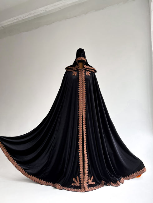 Long cape golden lace